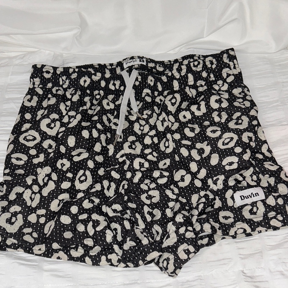 Duvin Black and White Patterned Shorts men’s size large with pockets and lining